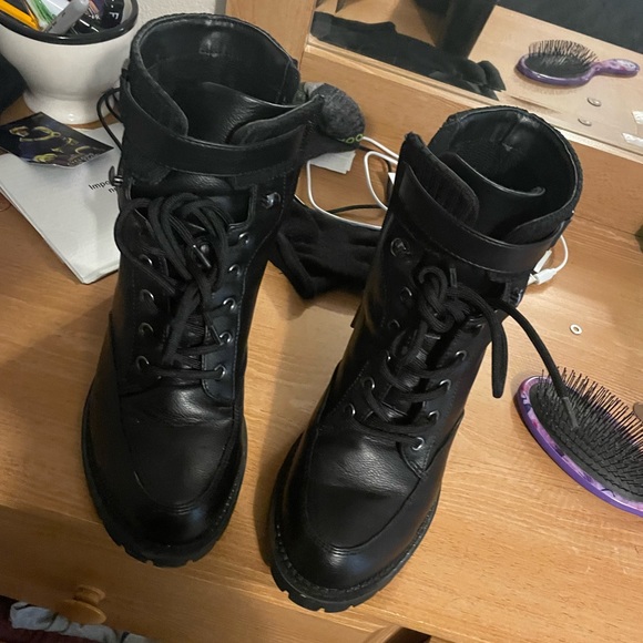 They are black and they are leather and are really like new only wore once - Picture 2 of 3